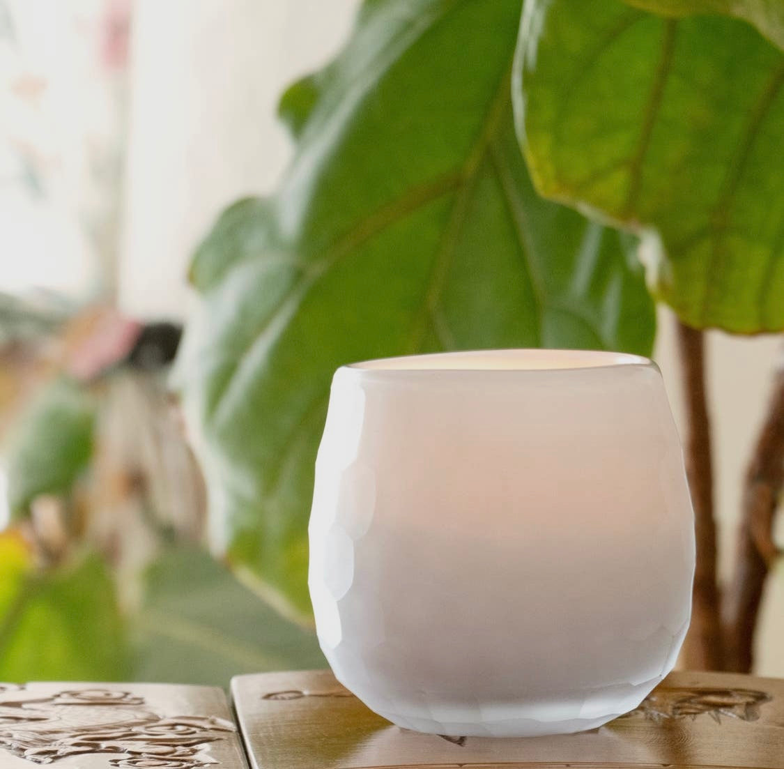 Botanique Luxe White Glass Candle - Whispers of Norway