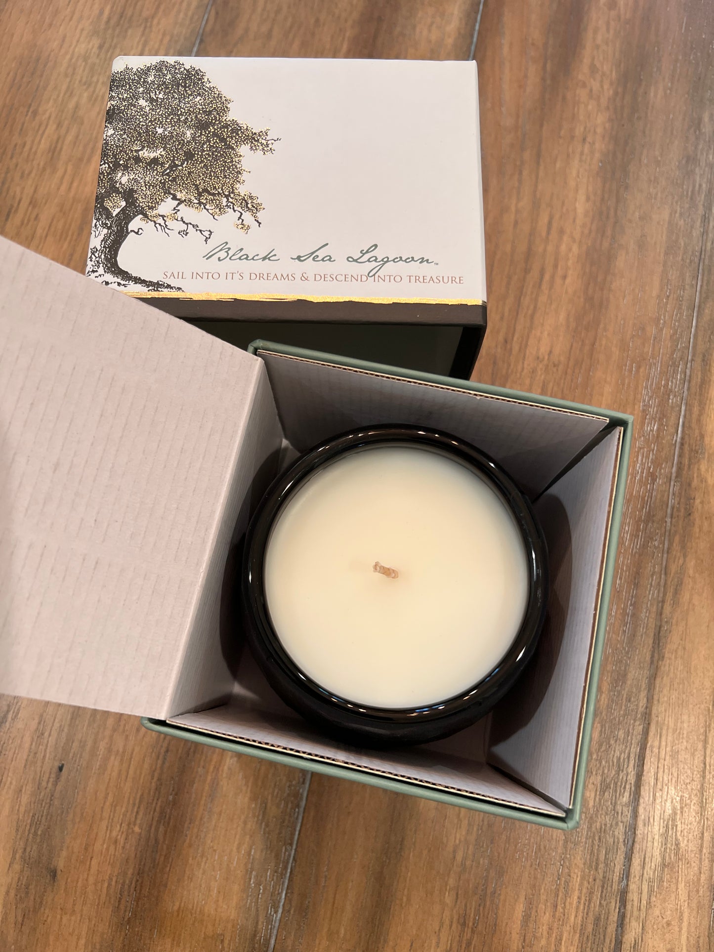 Botanique Luxe White Glass Candle - Whispers of Norway